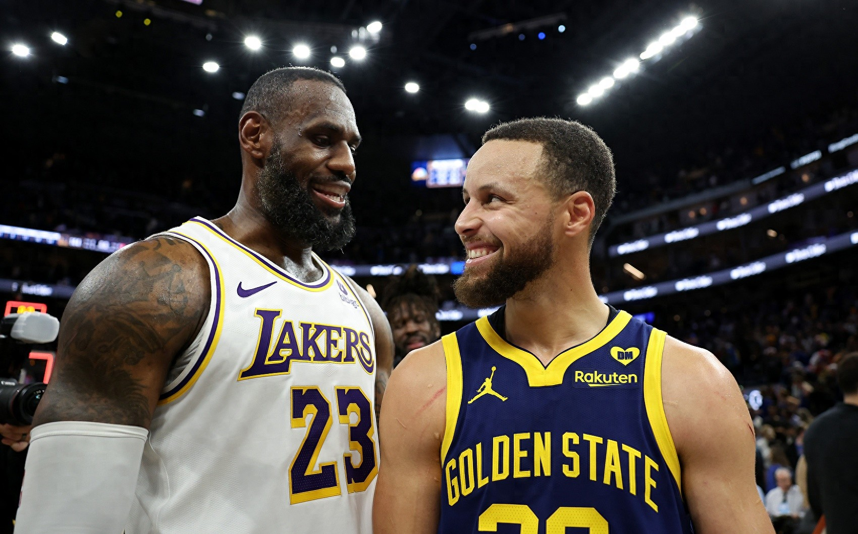 NBA日本赛开打，火箭队大胜湖人