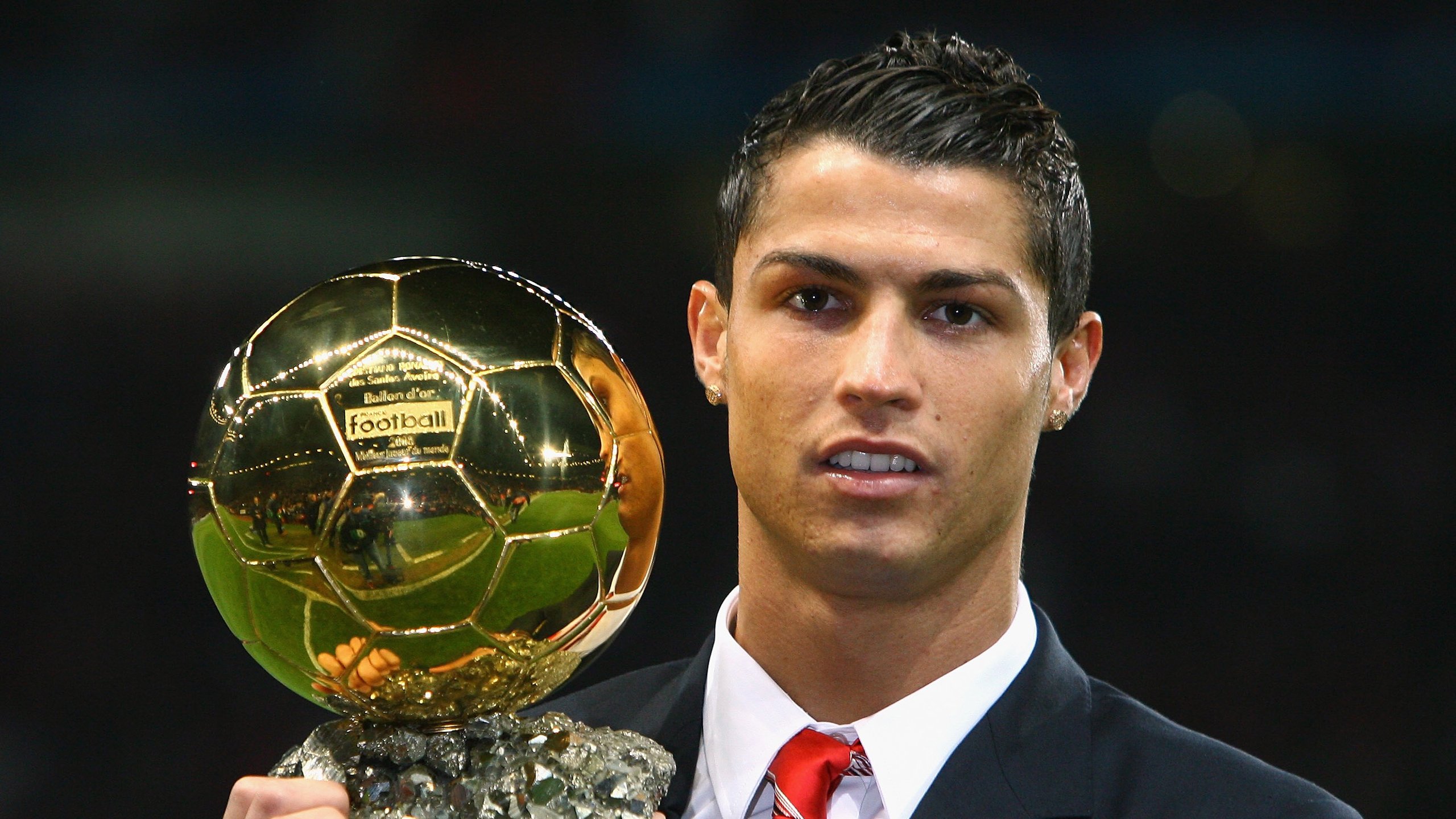 绿茵场上的险胜与乒乓台前的统治，法国队与梁靖崑的双重奏